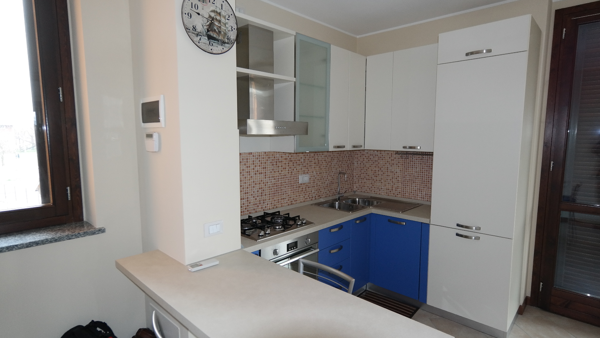 Soggiorno con cucina a vista.