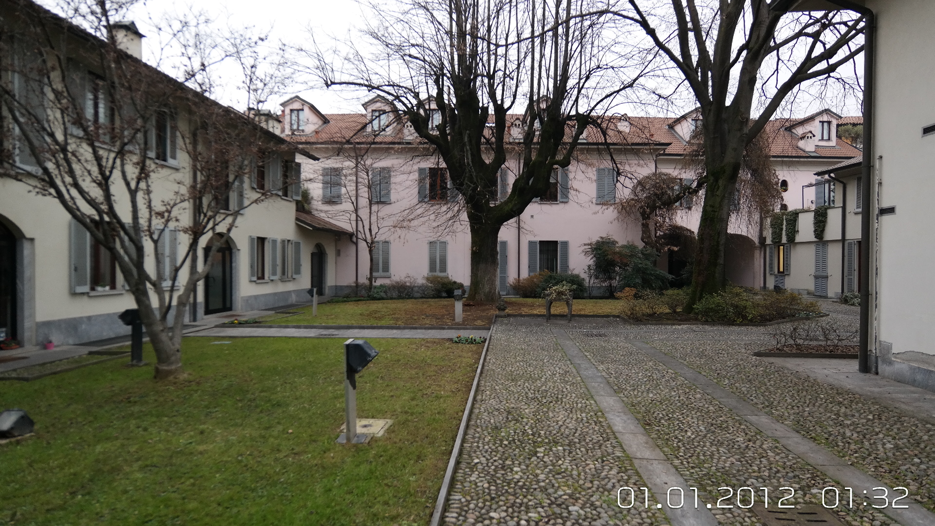 Particolare del giardino condominiale.